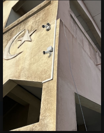 Pose de Caméra de Surveillance Extérieure